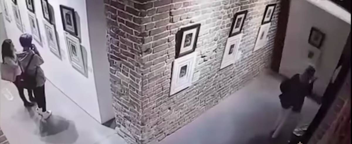 Russia, quadro di Dalì rovinato per un selfie